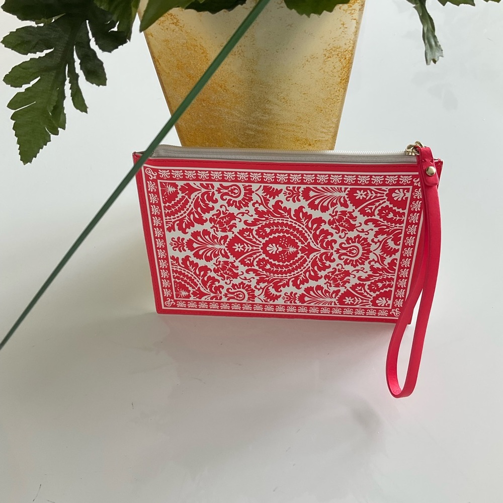 kate spade White & Red Ace of Hearts Wristlet - Picture 2 of 9